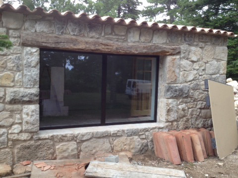 Fenêtre Aluminium sur maison en pierre