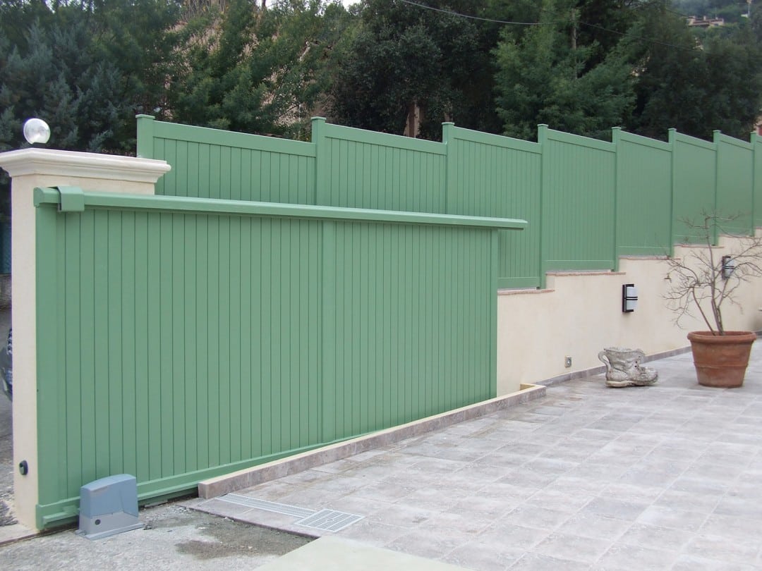 Portail aluminium de couleur vert olive coulissant