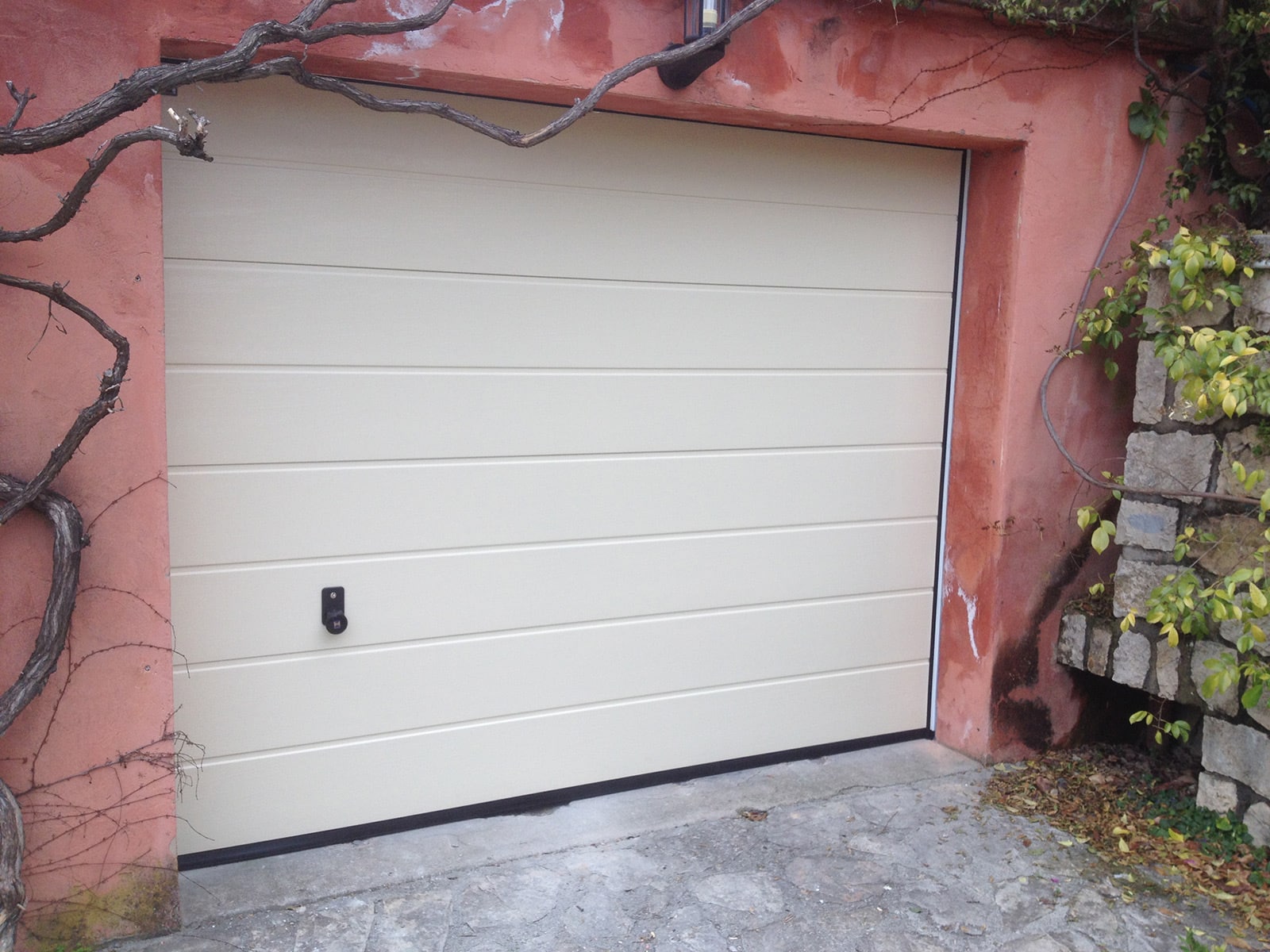 Photo d'une réalisation d'une porte de garage sectionnelle