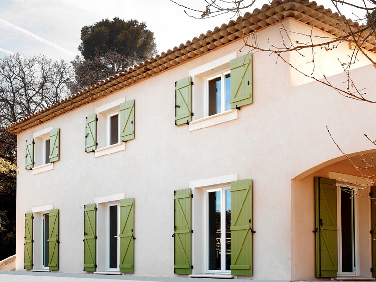 Photo d'une réalisation de volets battants vert olive sur une villa