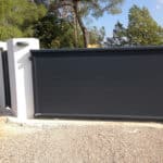Portail noir en aluminium sur murets blancs avec portail, arrière