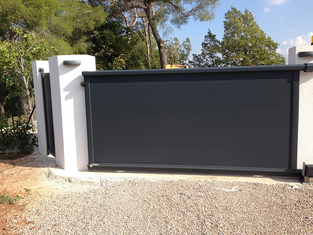 Portail noir en aluminium sur murets blancs avec portail, arrière