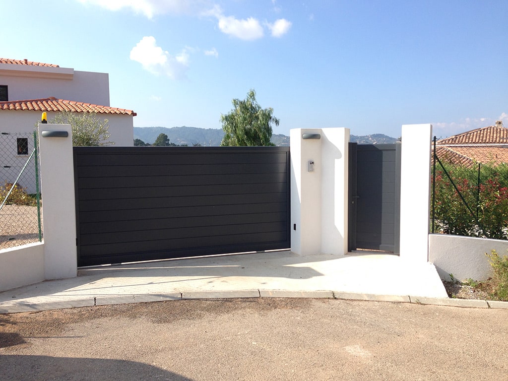 Portail noir en aluminium sur murets blancs avec portail vue gauche