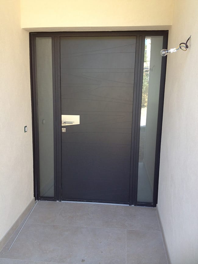 porte d'entrée en aluminium grise avec fenêtres latérales