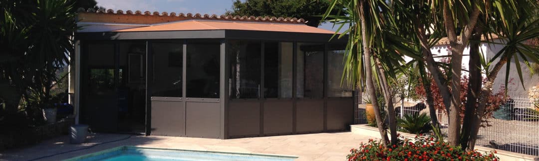 véranda grise sur piscine, vue rapprochée