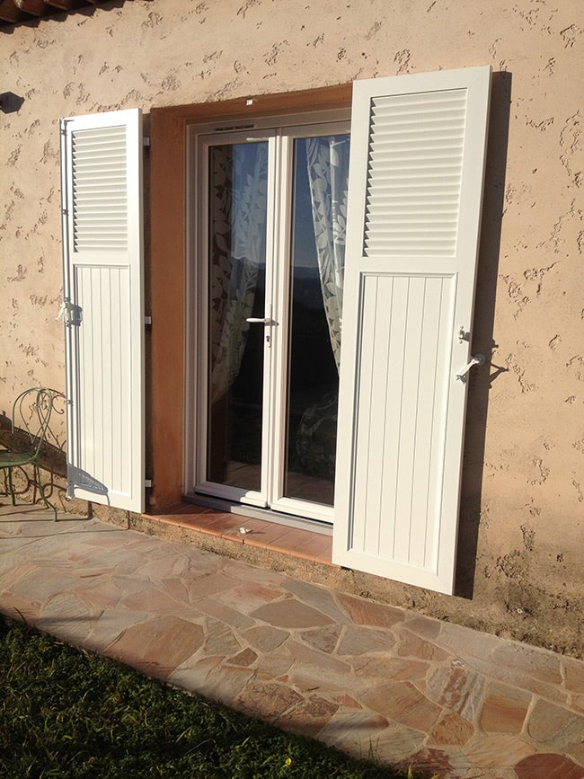 fenêtre pvc avec volets blancs