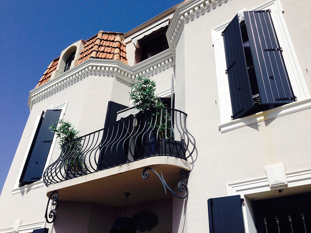 devant maison traditionnelle, avec balcon vue large