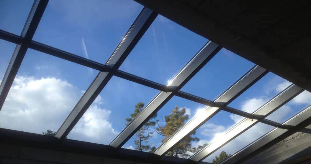 véranda en aluminium vue de l'intérieur