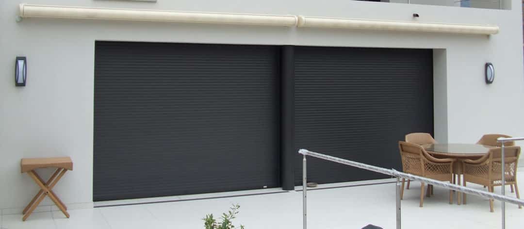 store noir sur balcon, deux ouvertures
