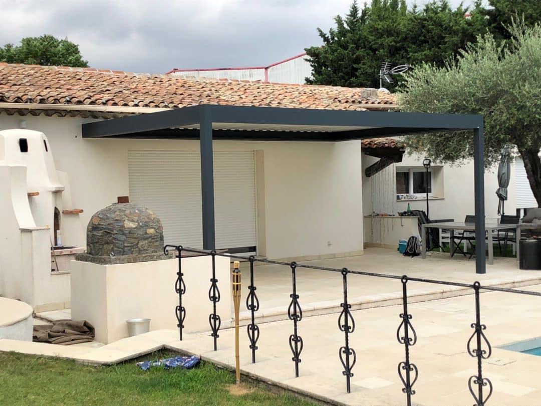 Pergola bioclimatique sur maison moderne avec piscine et four