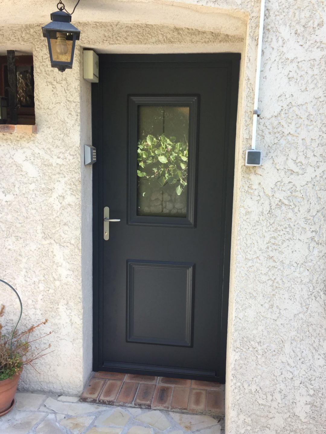 porte d'entrée aluminium sur pavés