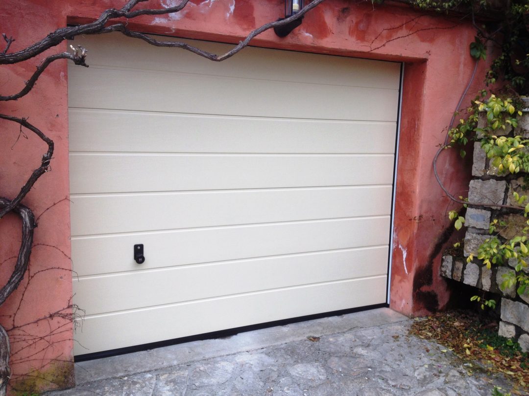 porte de garage sur mur rouge
