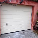 porte de garage sur mur rouge