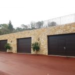 portes de garages sur mur en pierre