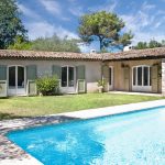 petite villa avec piscine et fenêtres PVC
