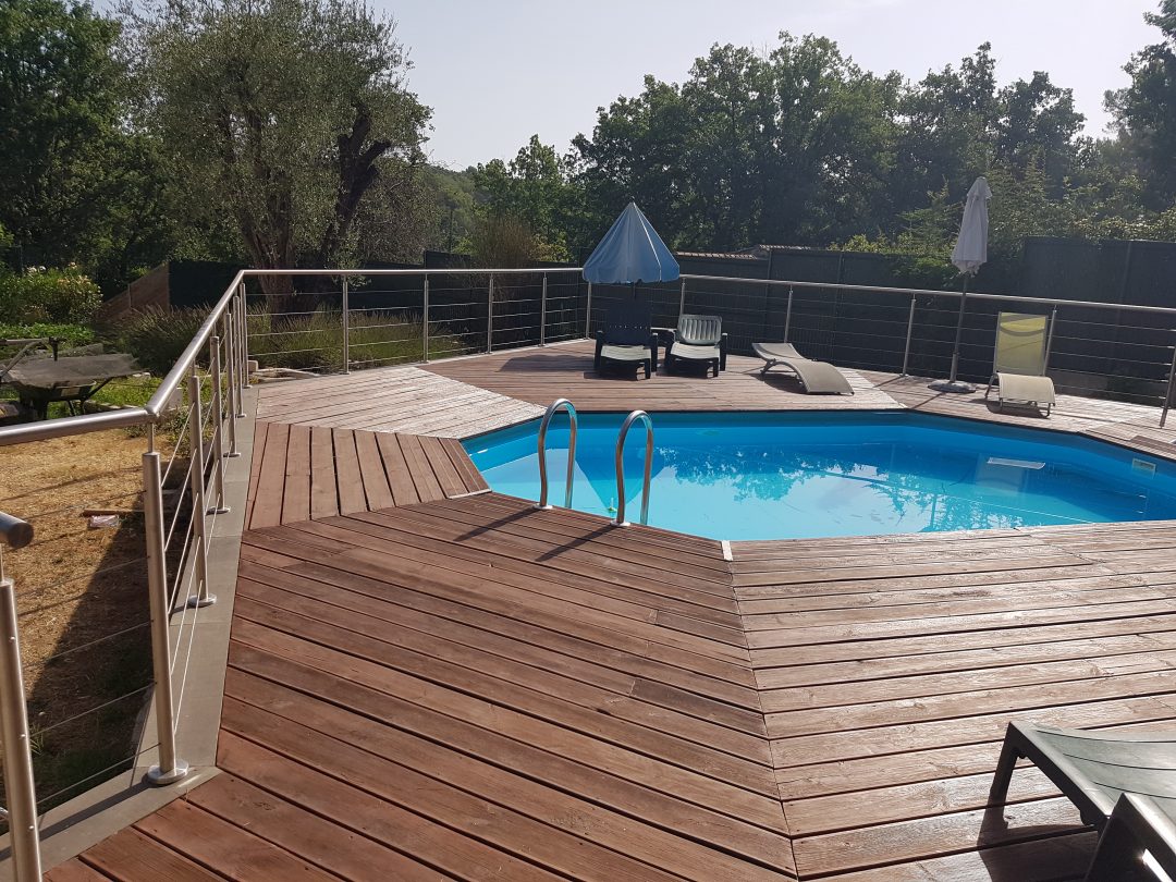garde corps aluminium autour d'une piscine octogonale