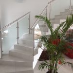 garde corps escalier sur plante verte
