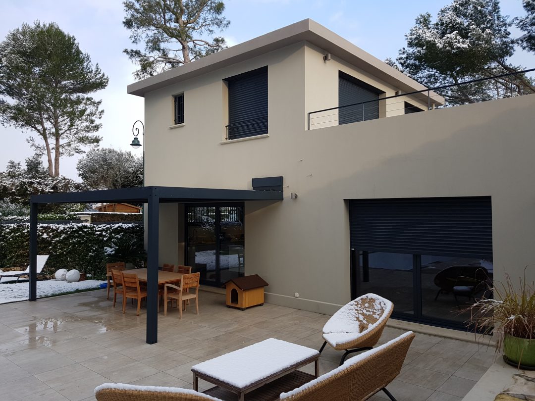 volet roulants et pergola sur maison moderne