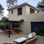 volet roulants et pergola sur maison moderne