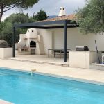 pergola en aluminium avec four/barbecue et piscine large