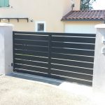 Portail noir en aluminium sur murets blancs, grillages 2