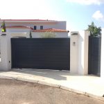 portail aluminium sur muret blanc avec un portillon