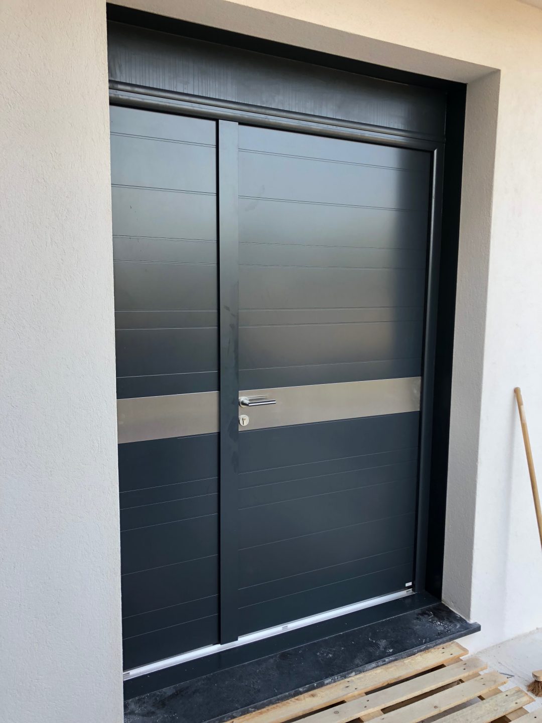 porte d'entrée aluminium moderne noire