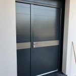 porte d'entrée aluminium moderne noire