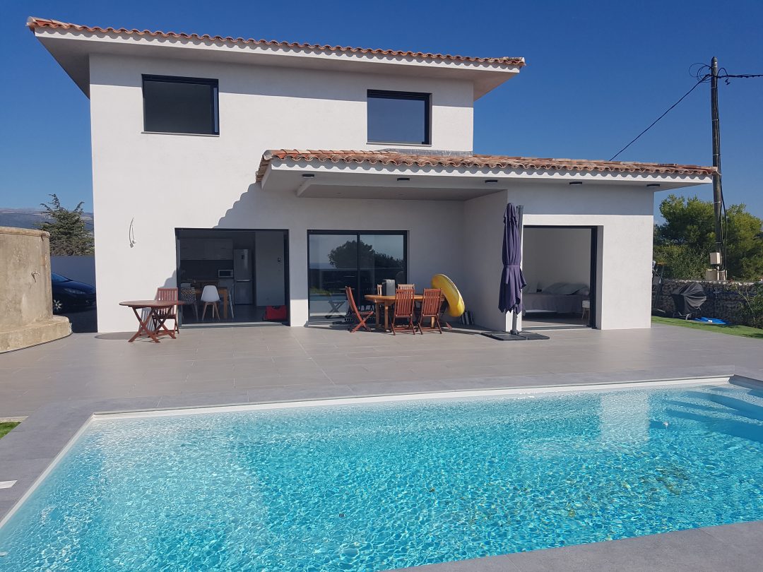 petite maison moderne blanche avec piscine