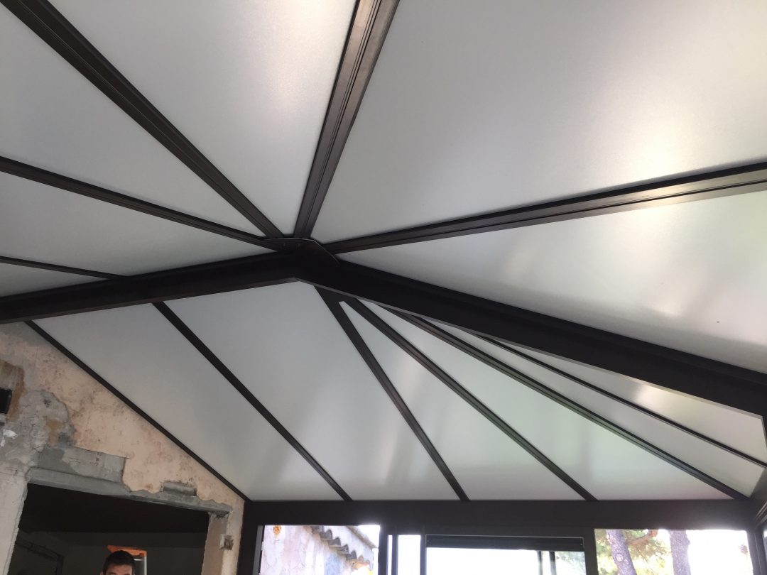veranda aluminium intérieur avec verre blanc