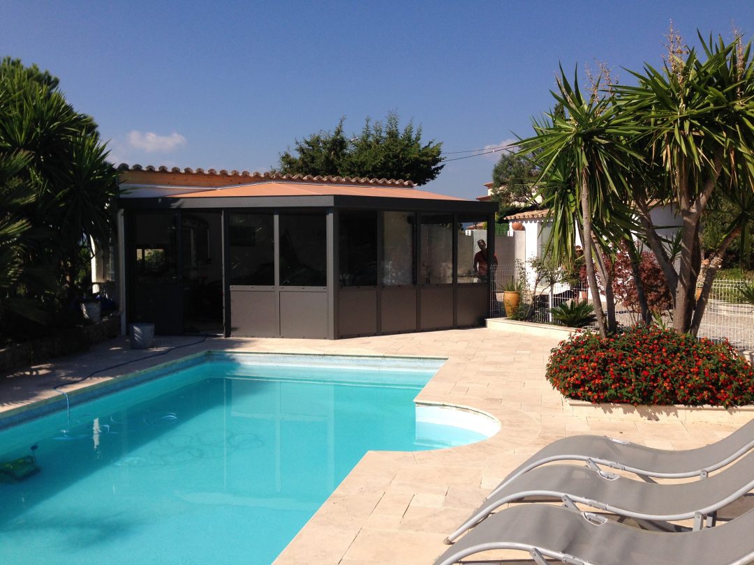 véranda noire avec terrasse et piscine