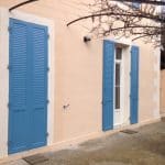 volets battants bleus sur maison beige
