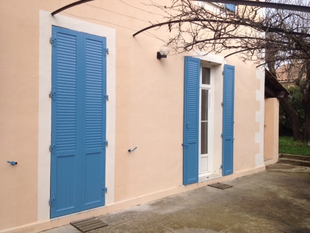 volets battants bleus sur maison beige