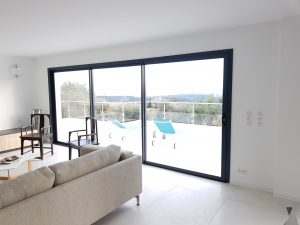 salon moderne avec vue et large baie vitrée