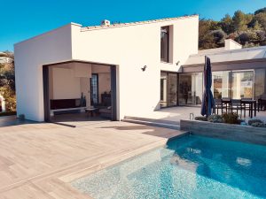 maison moderne avec baie vitrée en aluminium