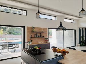 cuisine moderne avec baies vitrées noires en aluminium