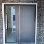 porte d'entrée aluminium avec fenêtre latérale