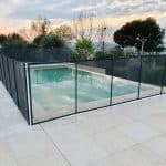 garde corps en verre et métal autour d'une piscine extérieure