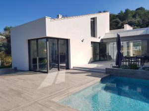 maison moderne avec baie vitrée en coin et piscine, fenêtre fermée