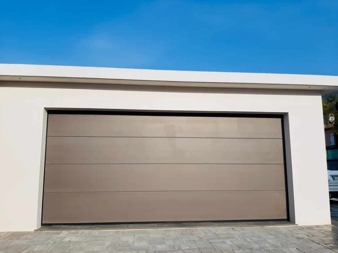 porte de garage marron sur pavés