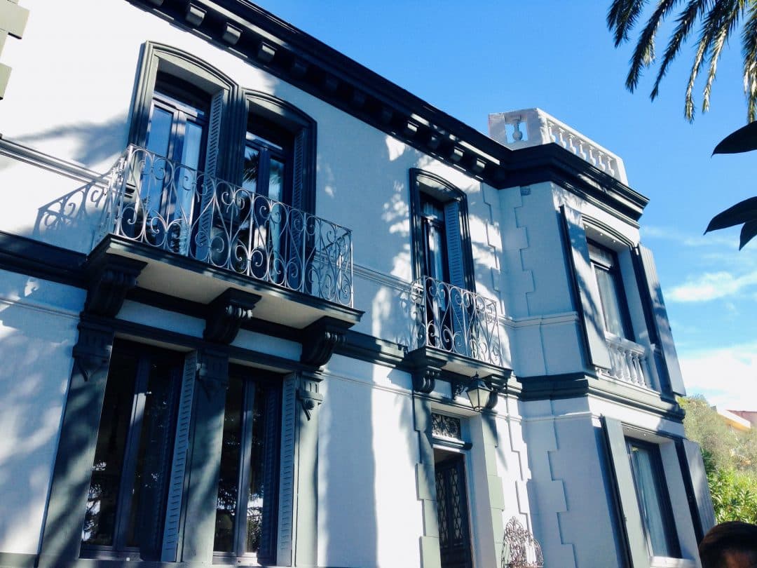 Fenêtres PVC sur maison blanche avec balcons