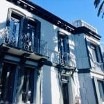 Fenêtres PVC sur maison blanche avec balcons