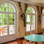 salle de réception avec fenêtres en pvc